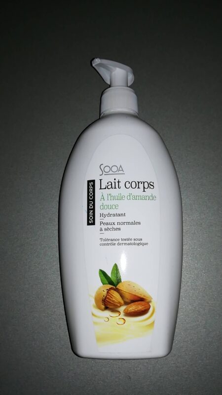 bottle of “SOOA Lait Corps à l’Huile d’Amande Douce” (SOOA Sweet Almond Oil Body Milk). The lotion is packaged in a white plastic bottle with a white pump dispenser. It has a net volume of 500ml. The bottle features an image of almonds and leaves and has